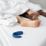 Pareja usando el Satisfyer Double Whale