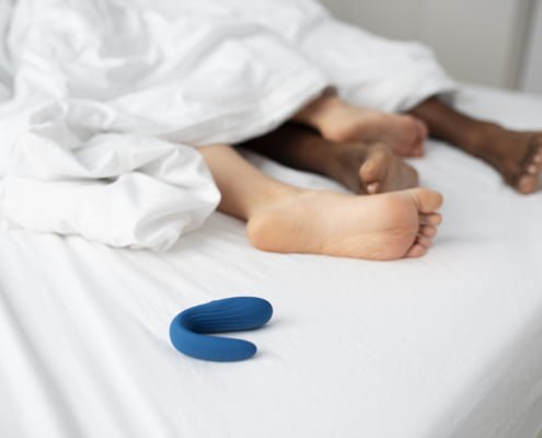 Pareja usando el Satisfyer Double Whale