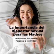 Mujer feliz en la cama después de sexo